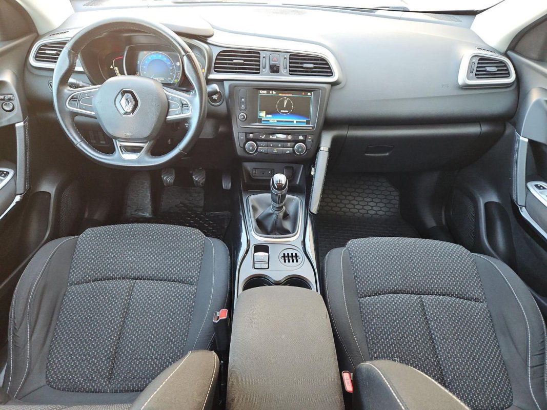 Automobil
