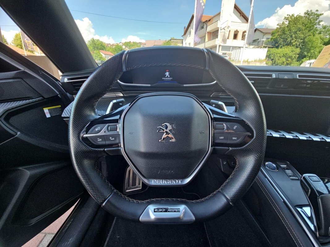 Automobil