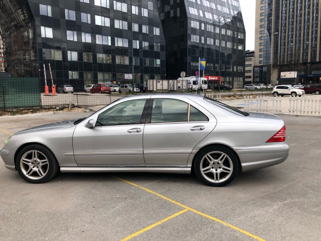 Automobil