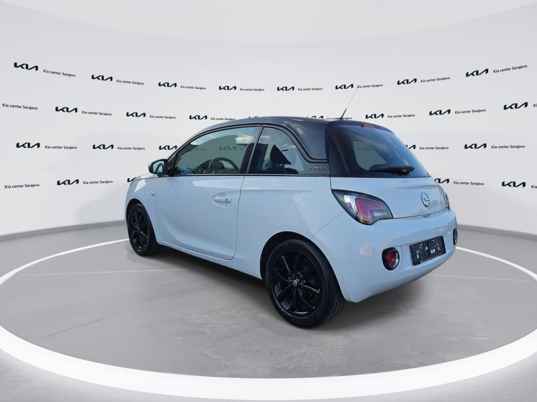 Automobil