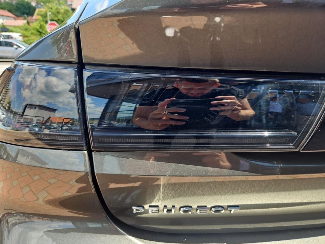 Automobil
