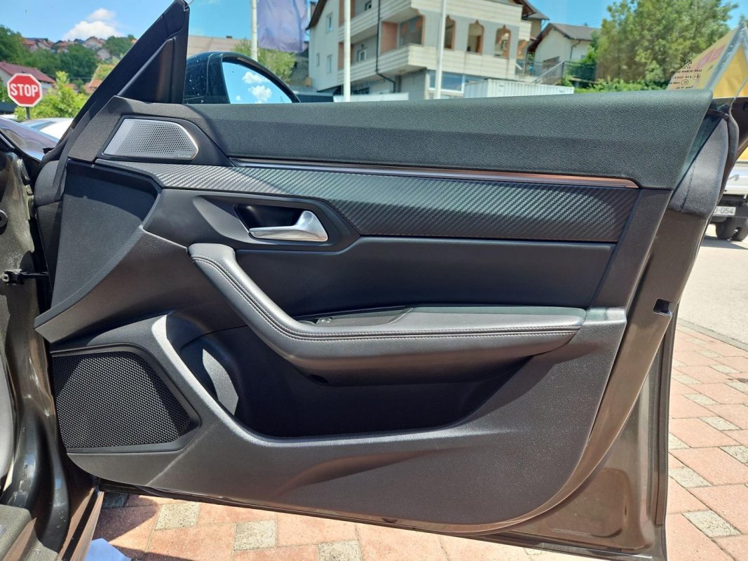 Automobil