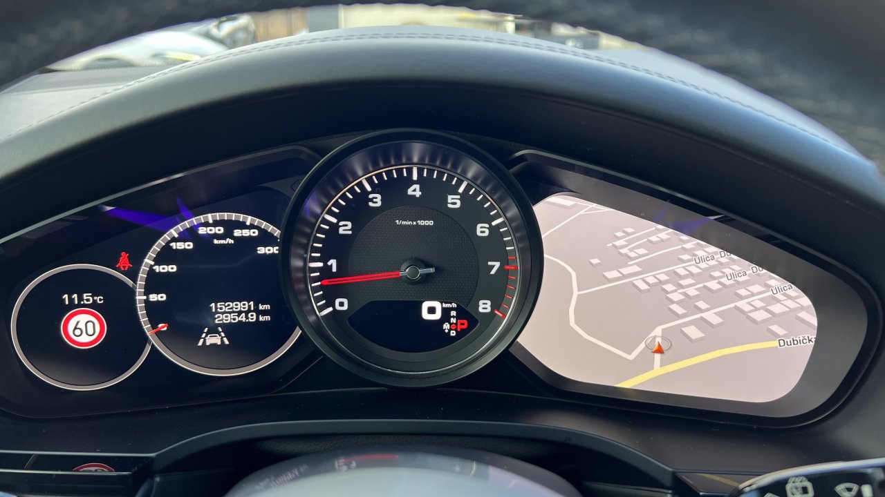 Automobil