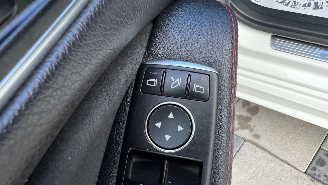Automobil