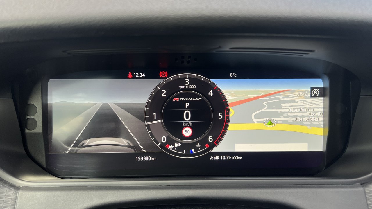 Automobil