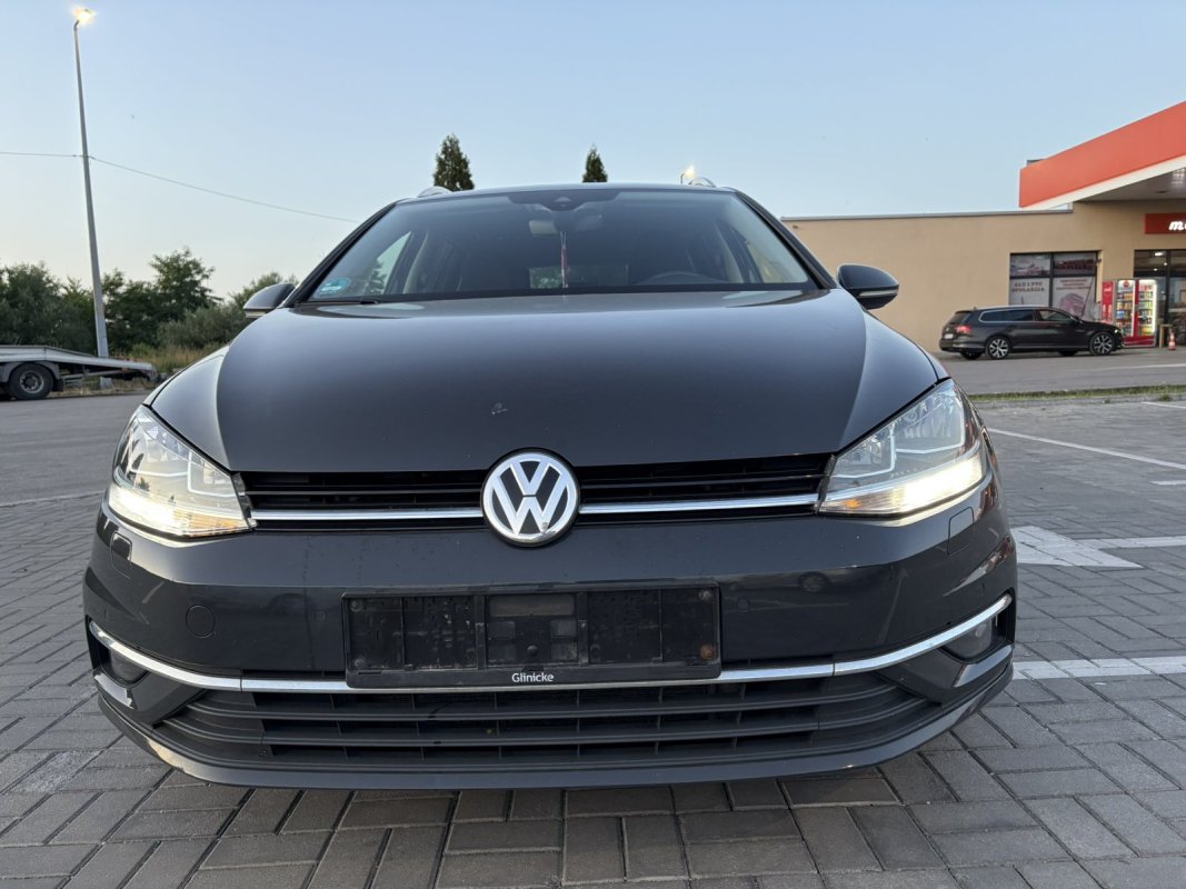 Automobil