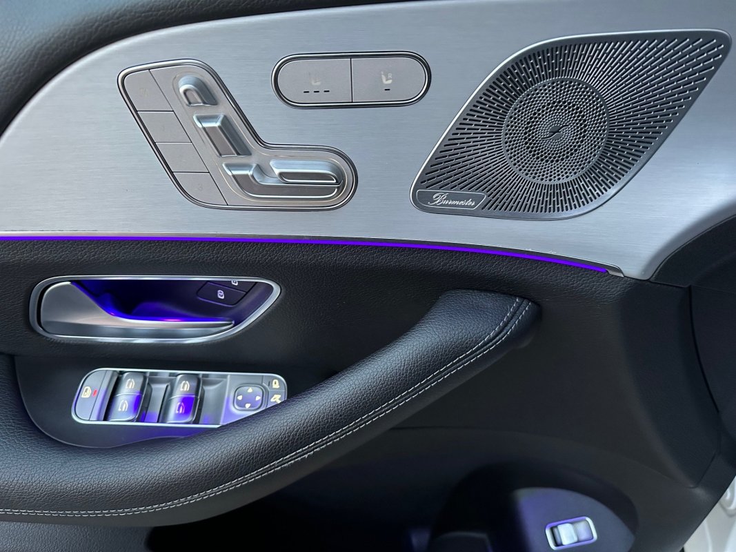 Automobil