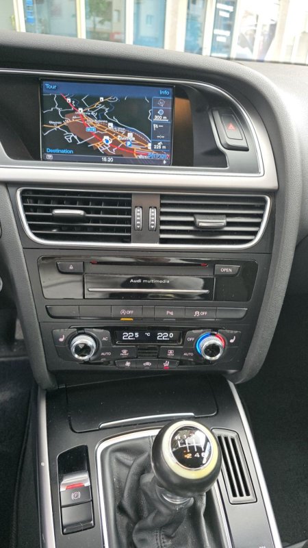 Automobil