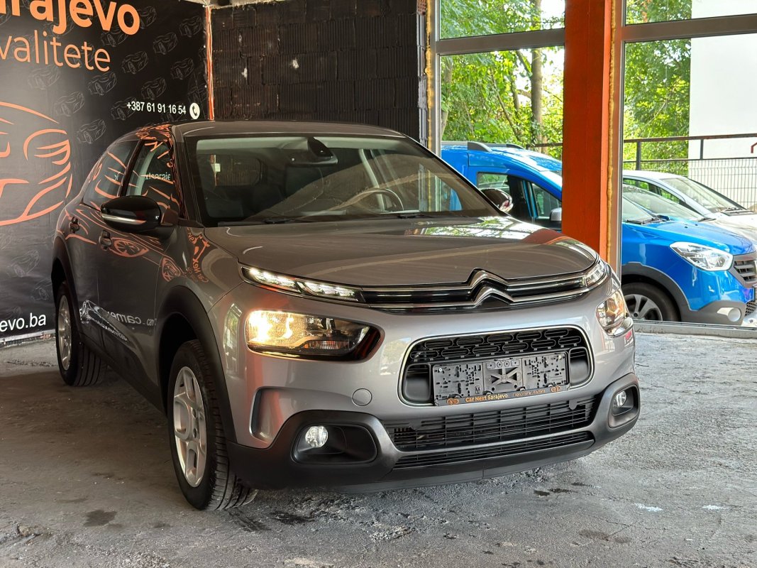 Automobil