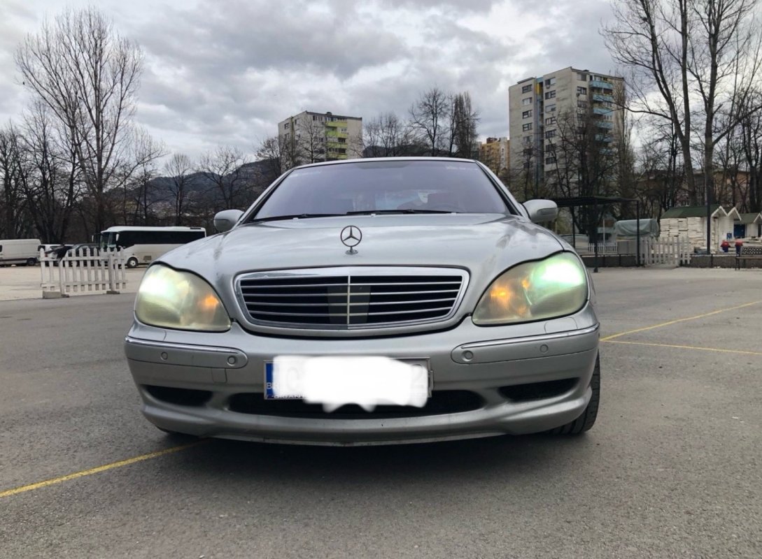 Automobil