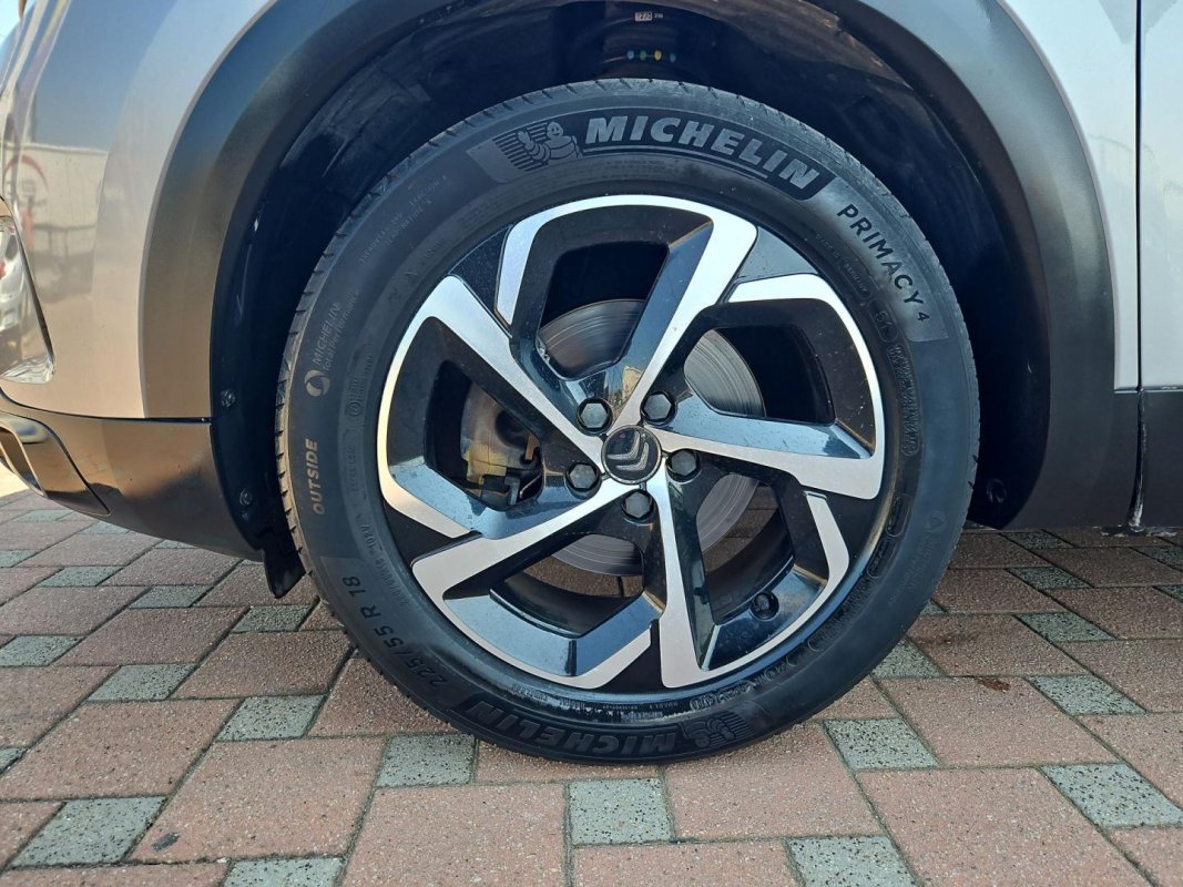 Automobil