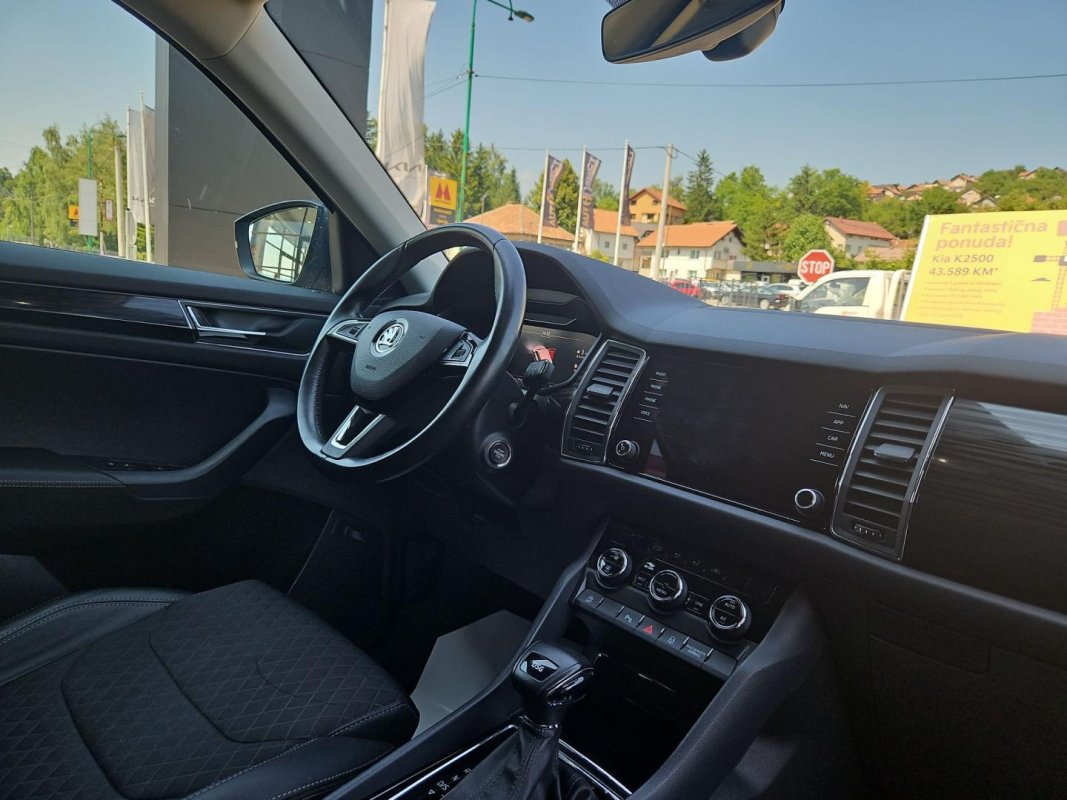 Automobil