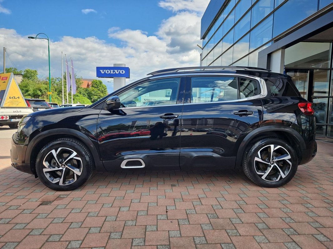 Automobil