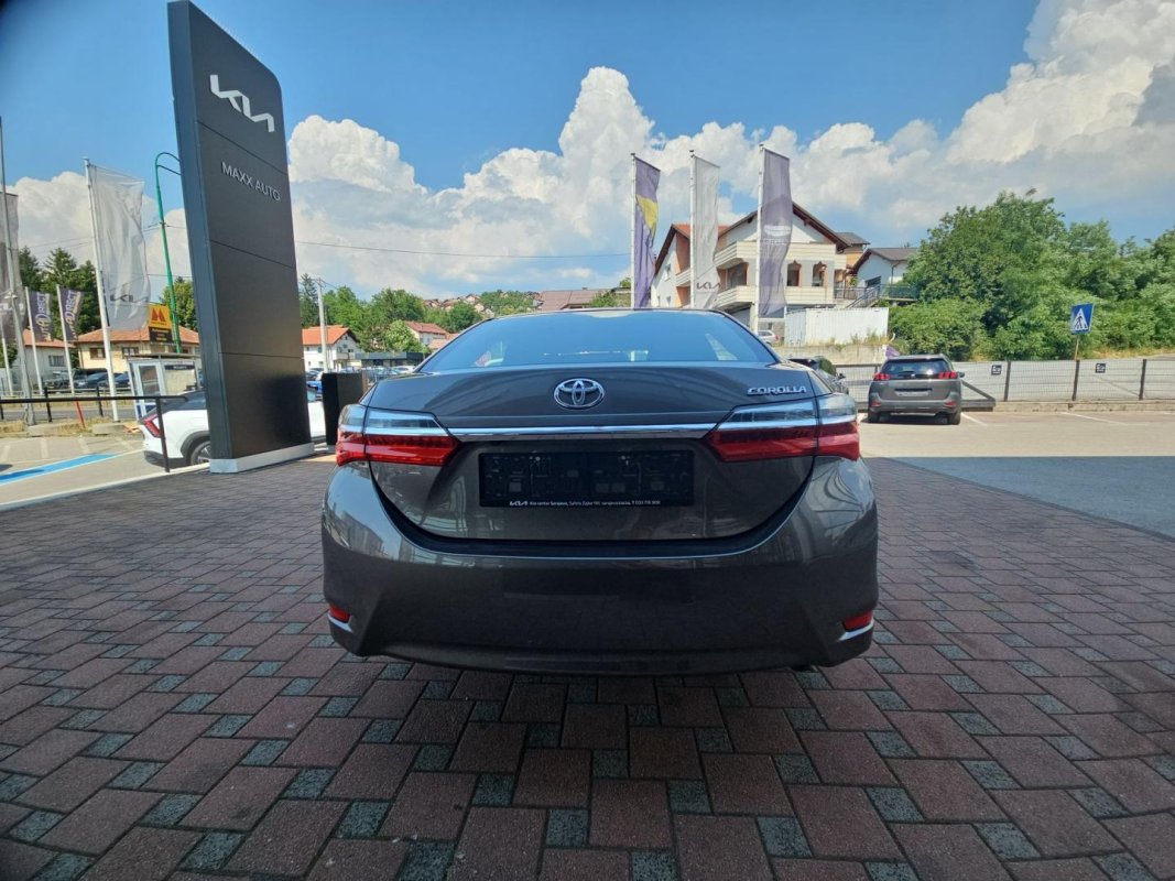 Automobil