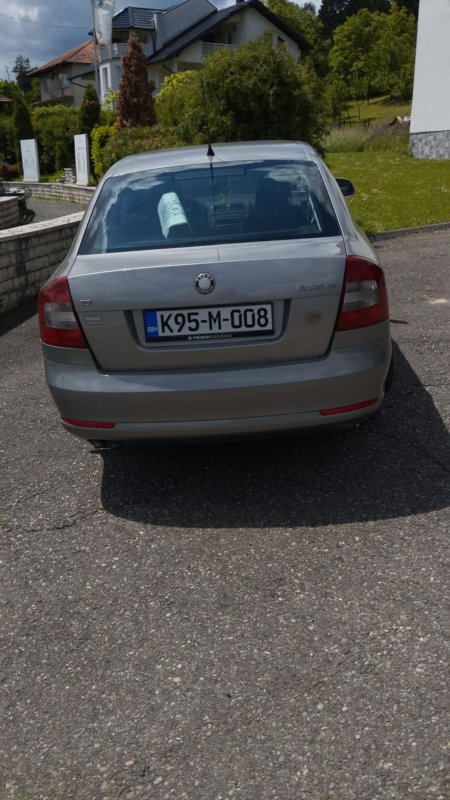 Automobil