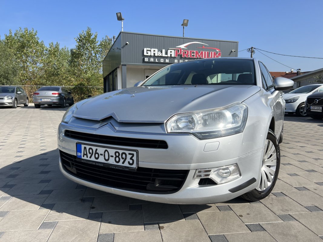 Automobil