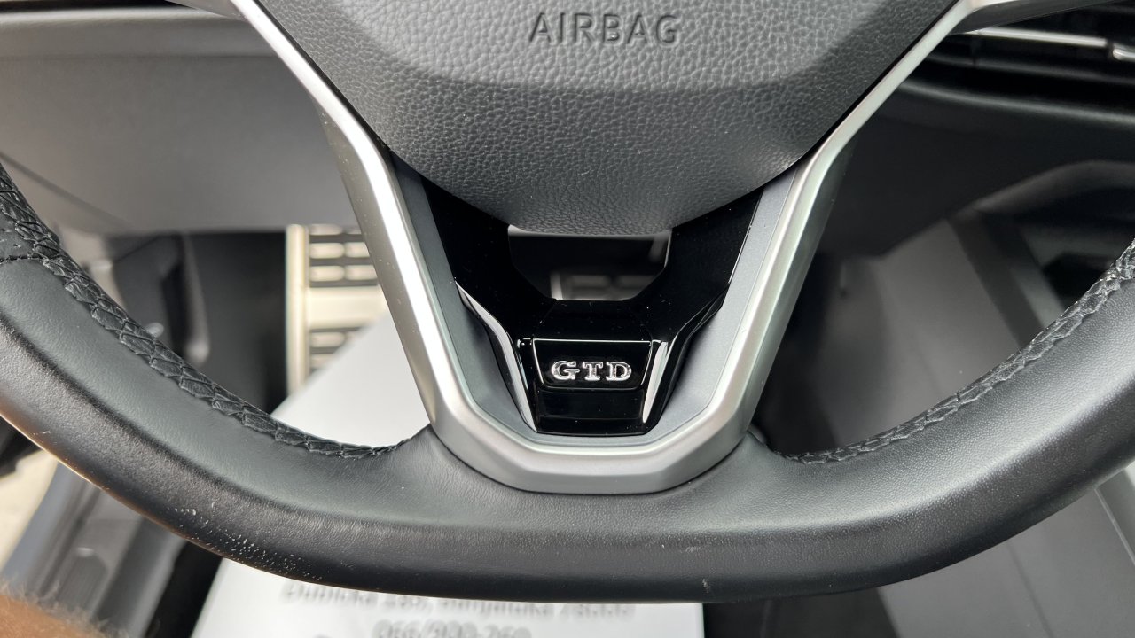 Automobil