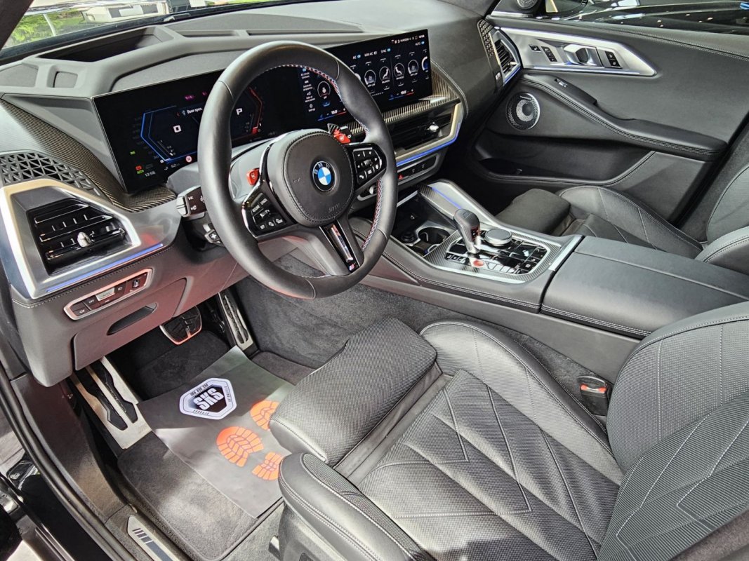 Automobil