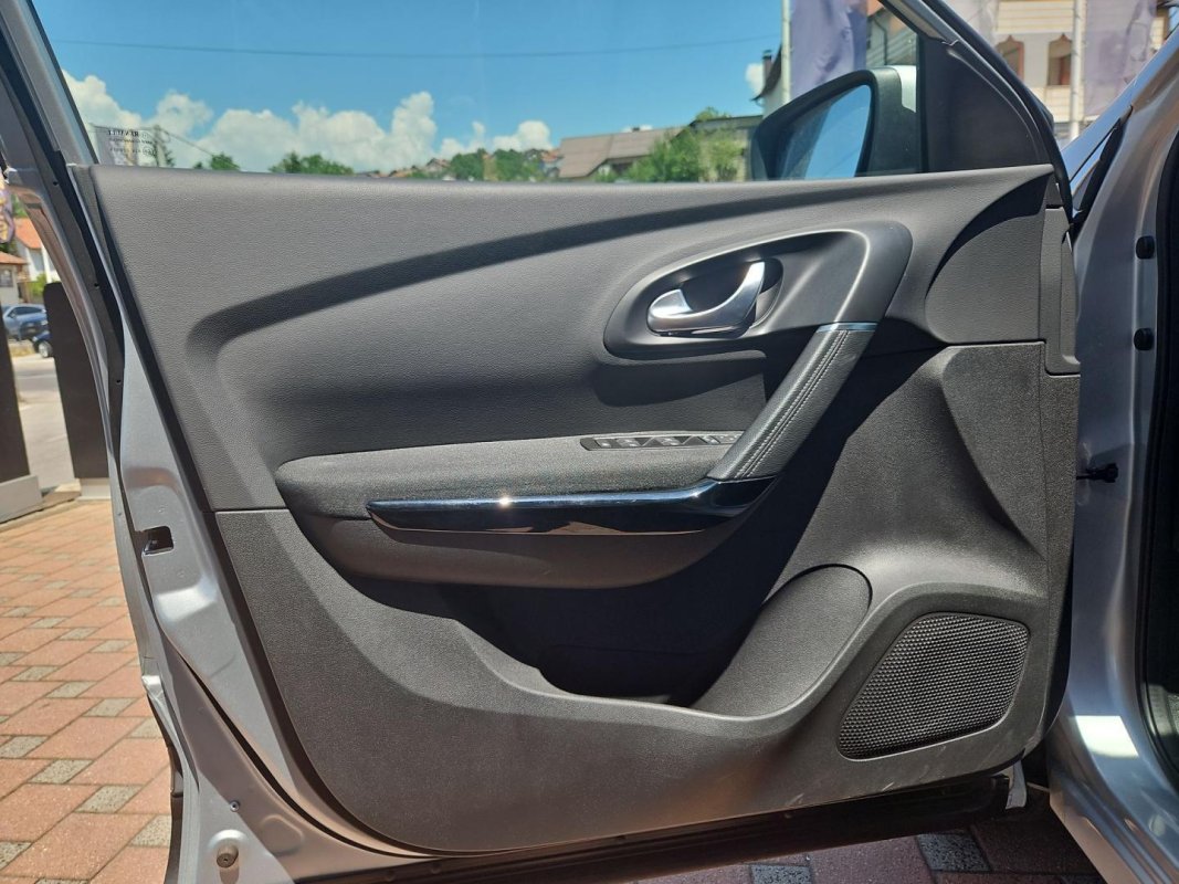 Automobil