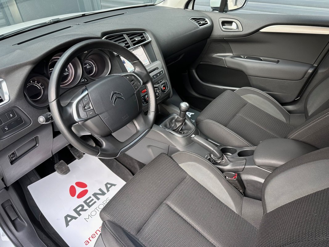 Automobil