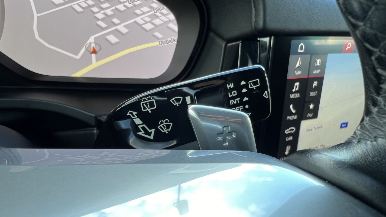 Automobil