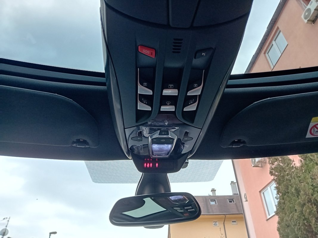 Automobil
