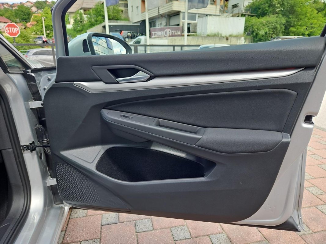 Automobil