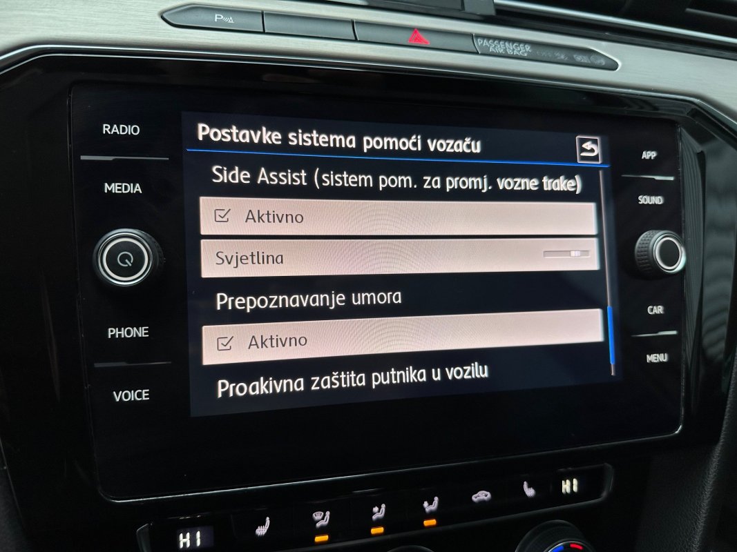 Automobil