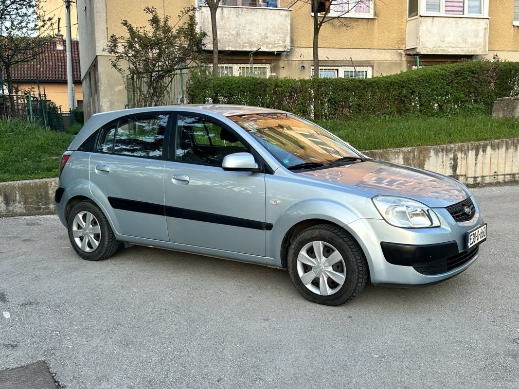 Automobil