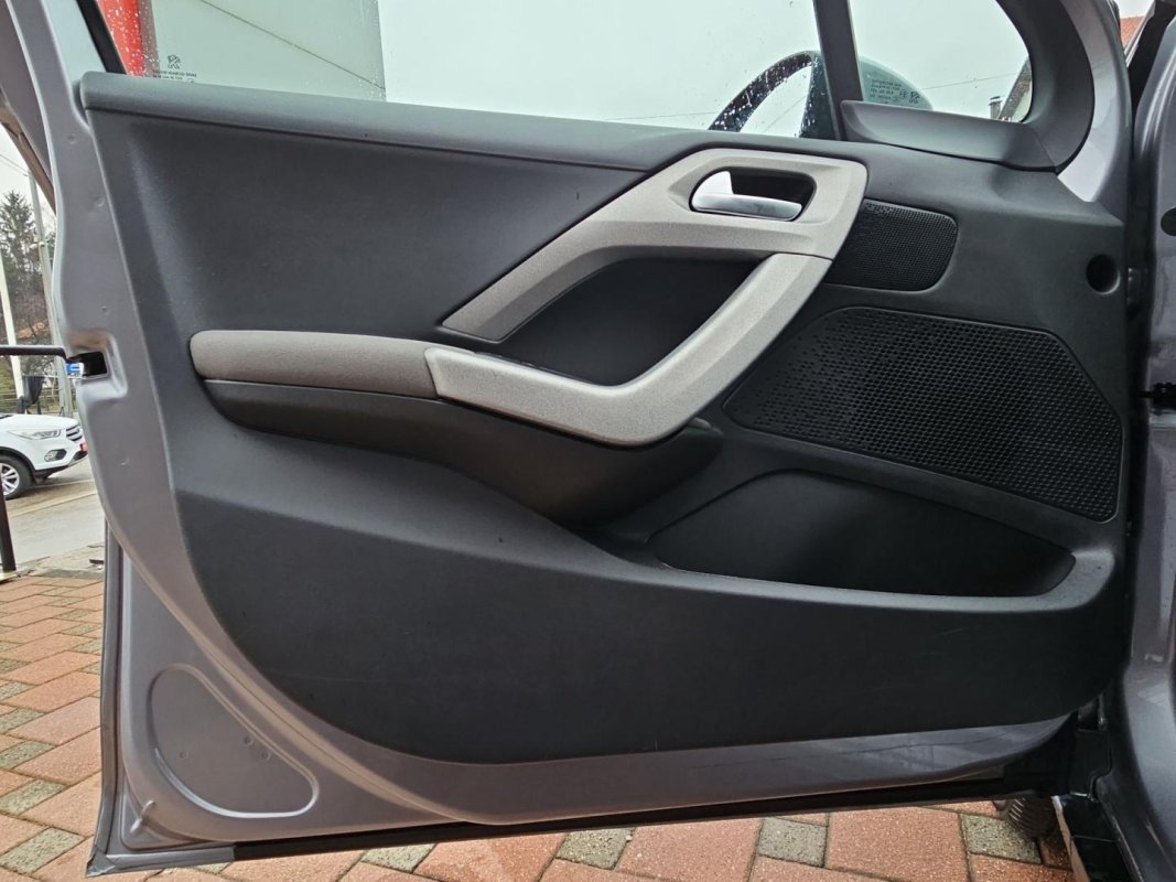 Automobil