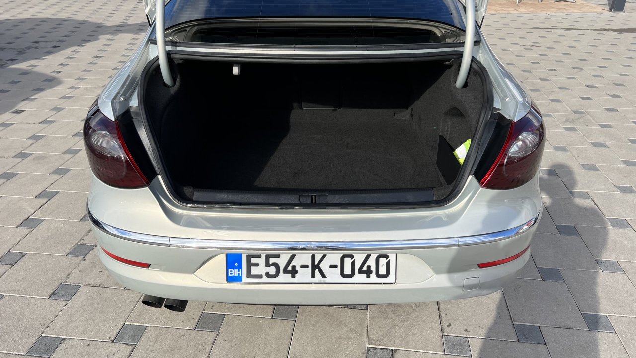 Automobil