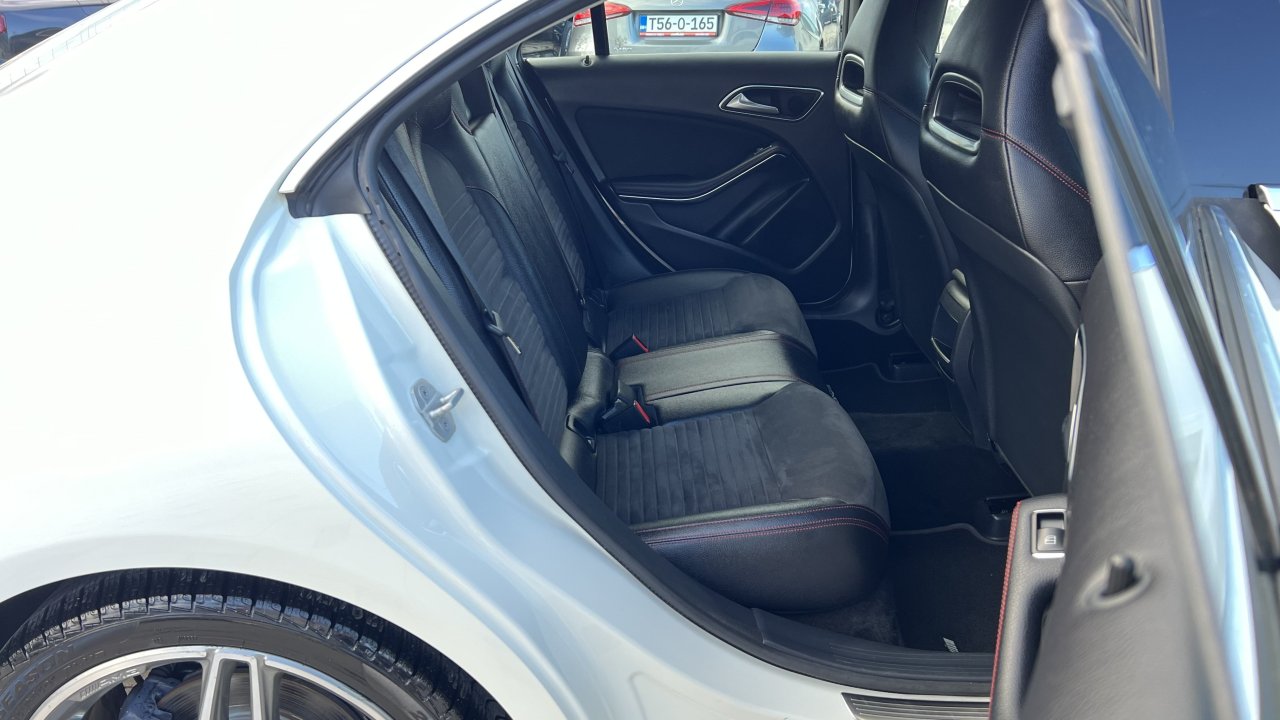 Automobil