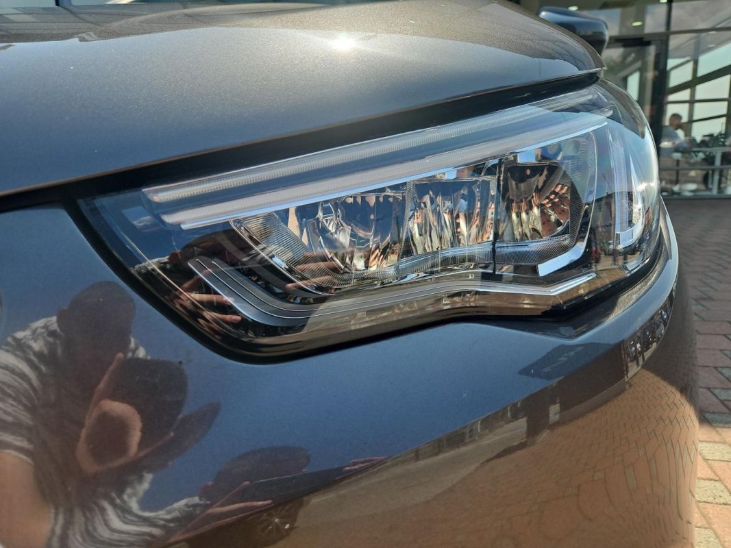 Automobil