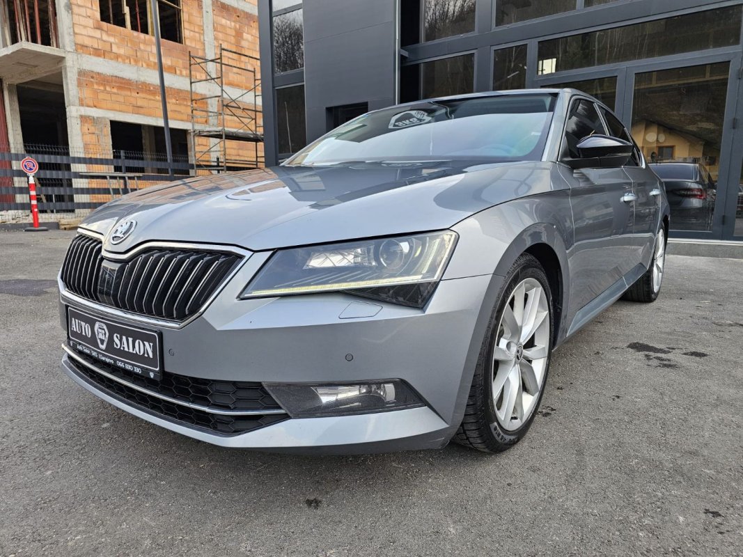 Automobil
