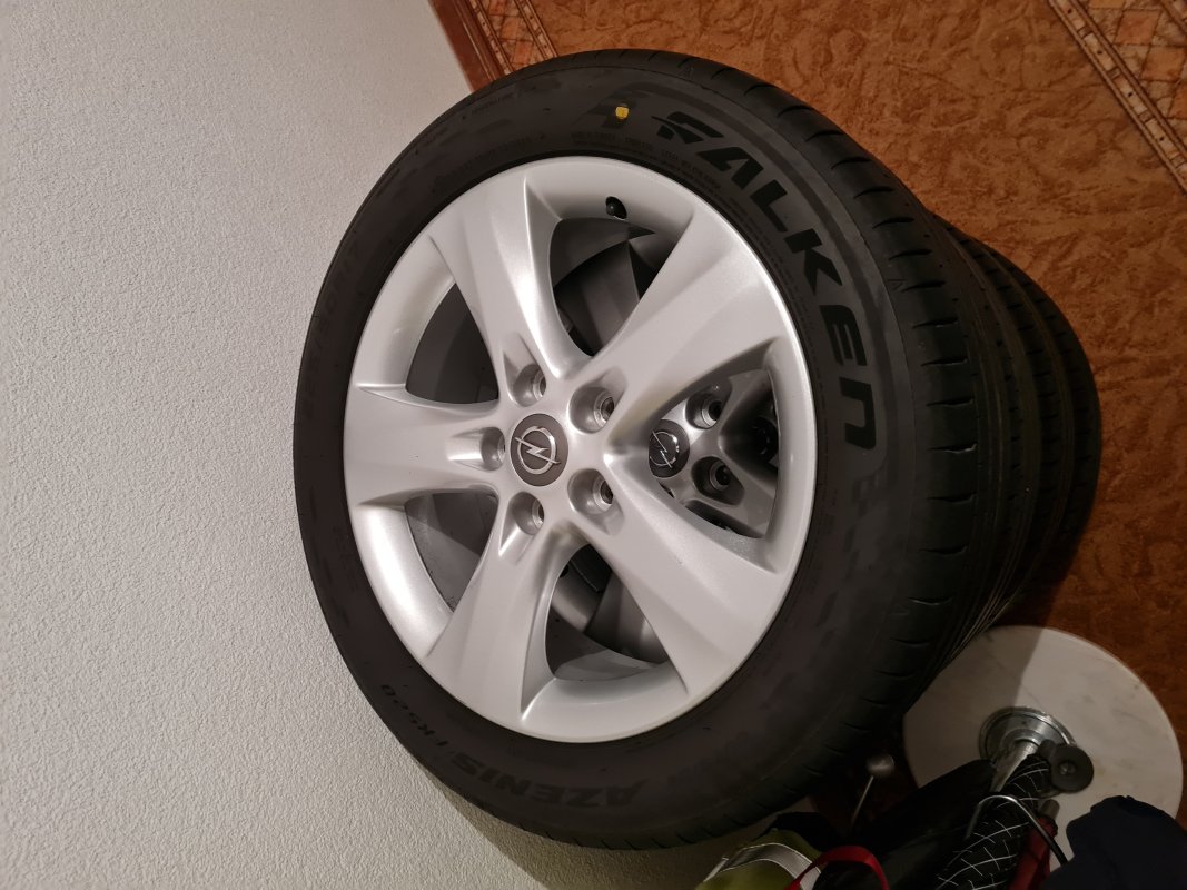 Automobil