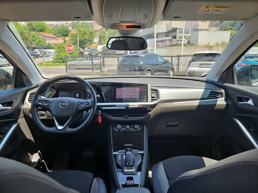 Automobil