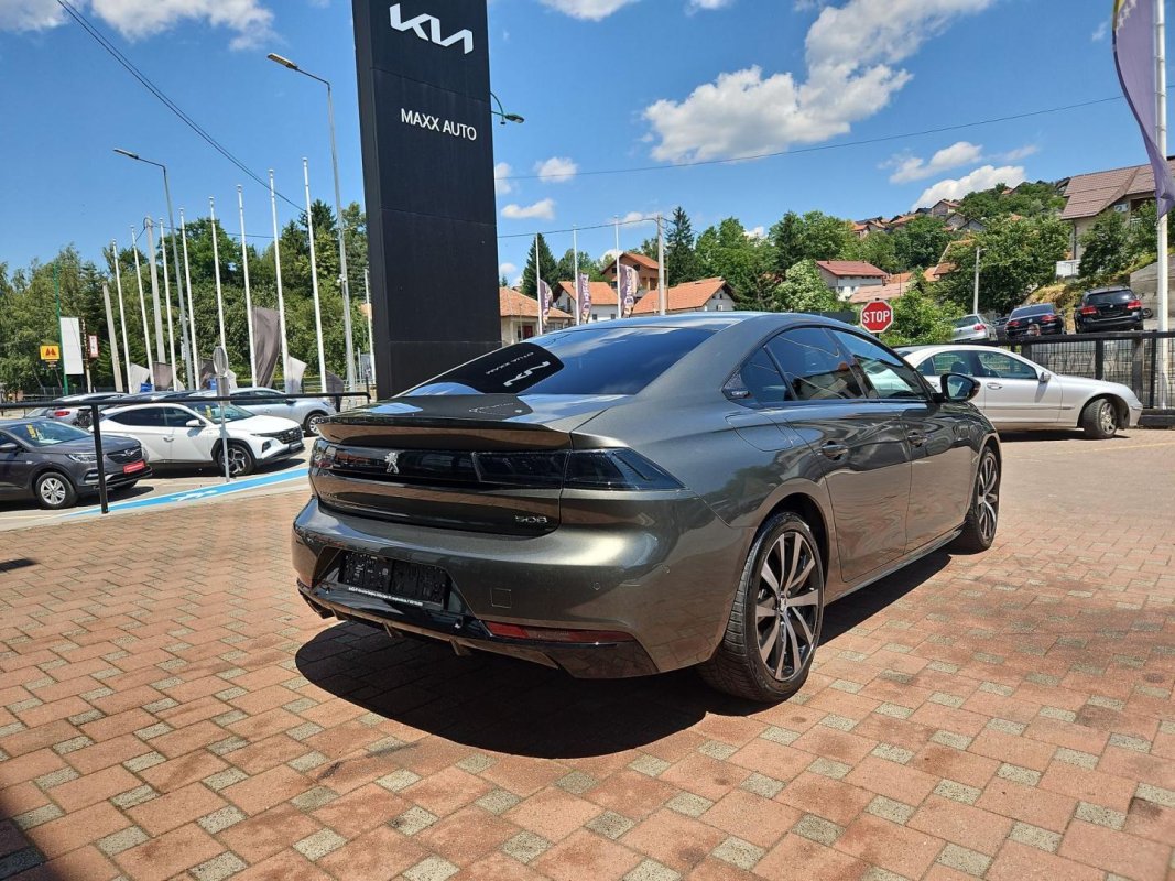 Automobil