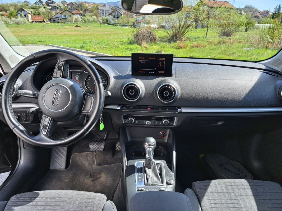 Automobil