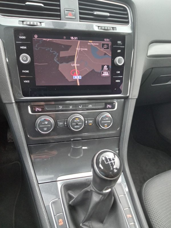 Automobil
