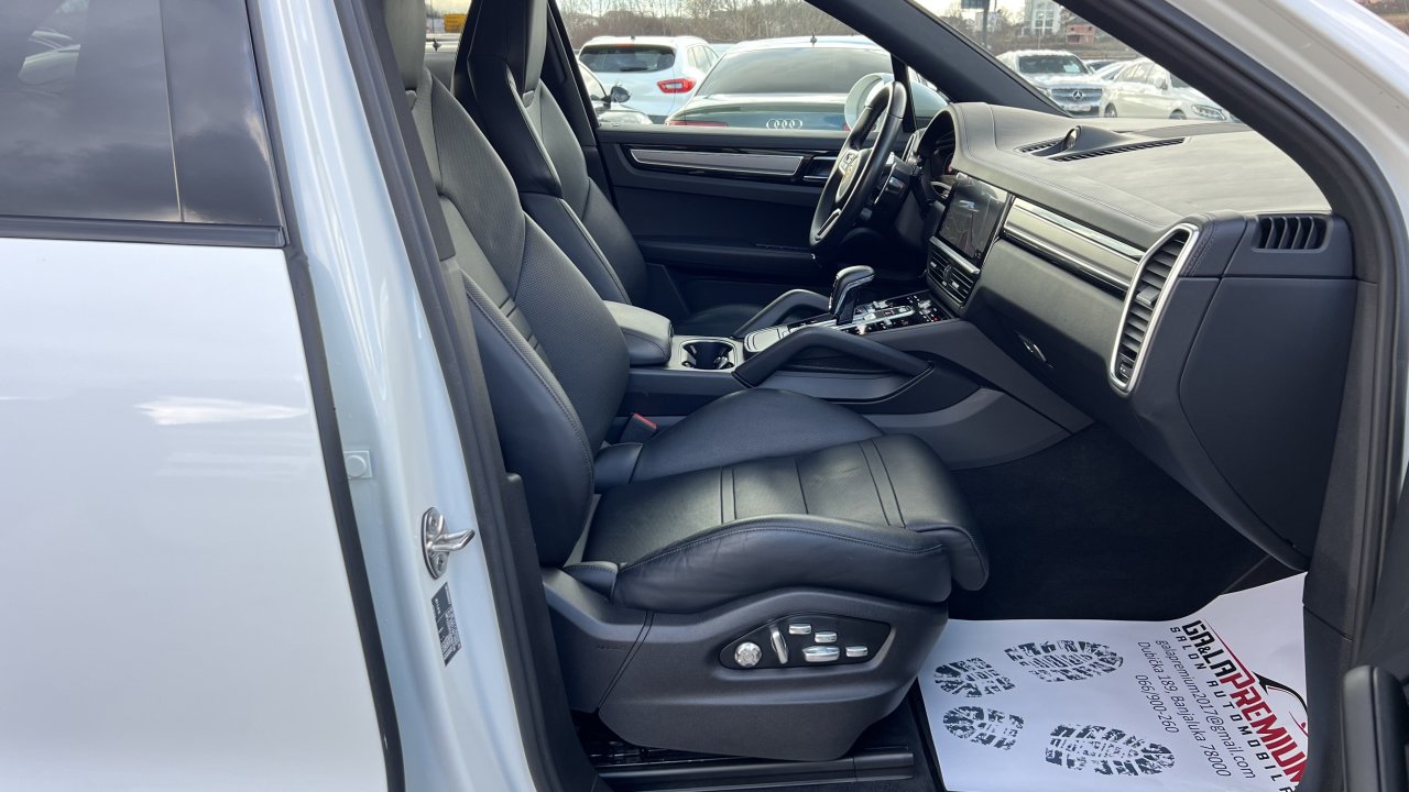Automobil