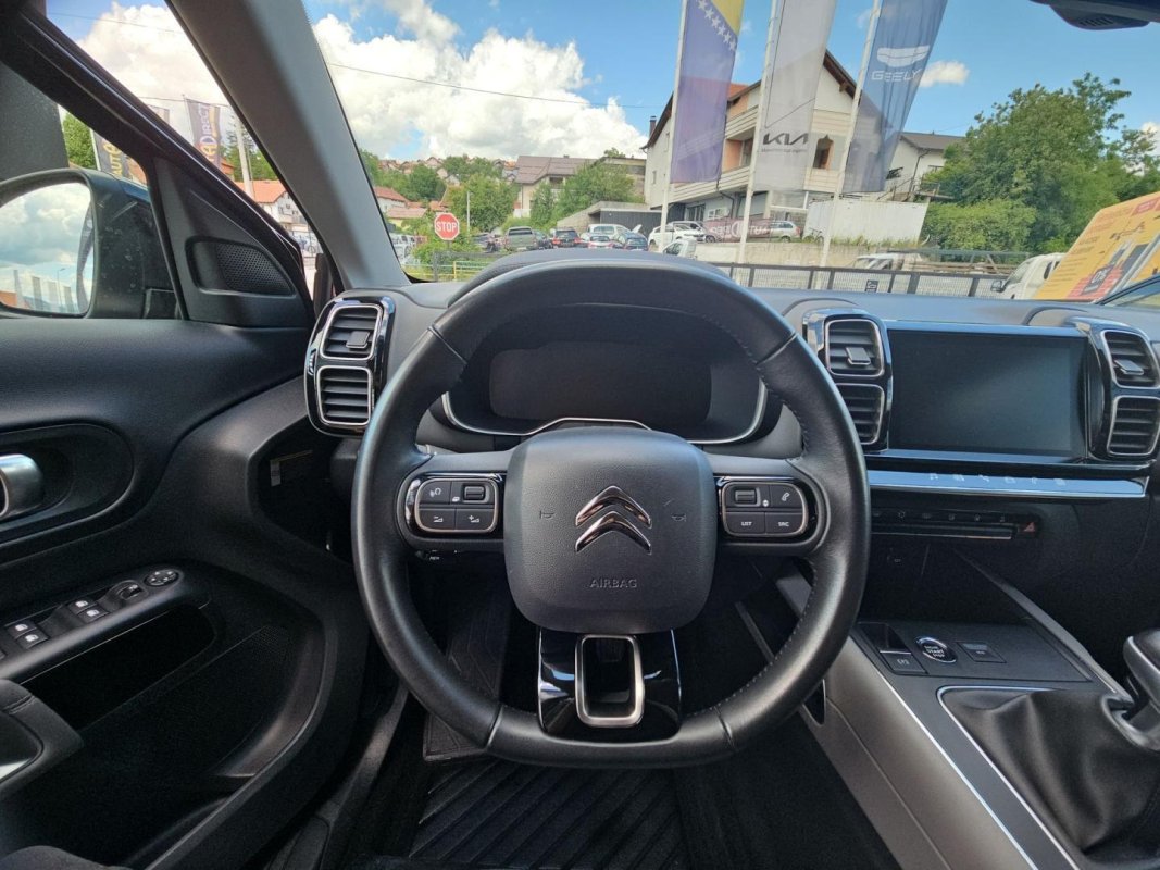 Automobil