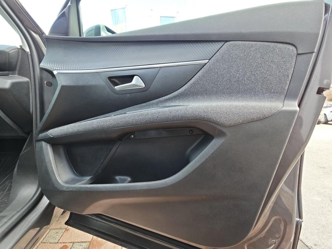 Automobil