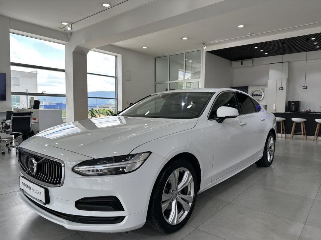 Automobil