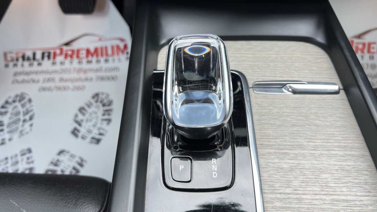 Automobil
