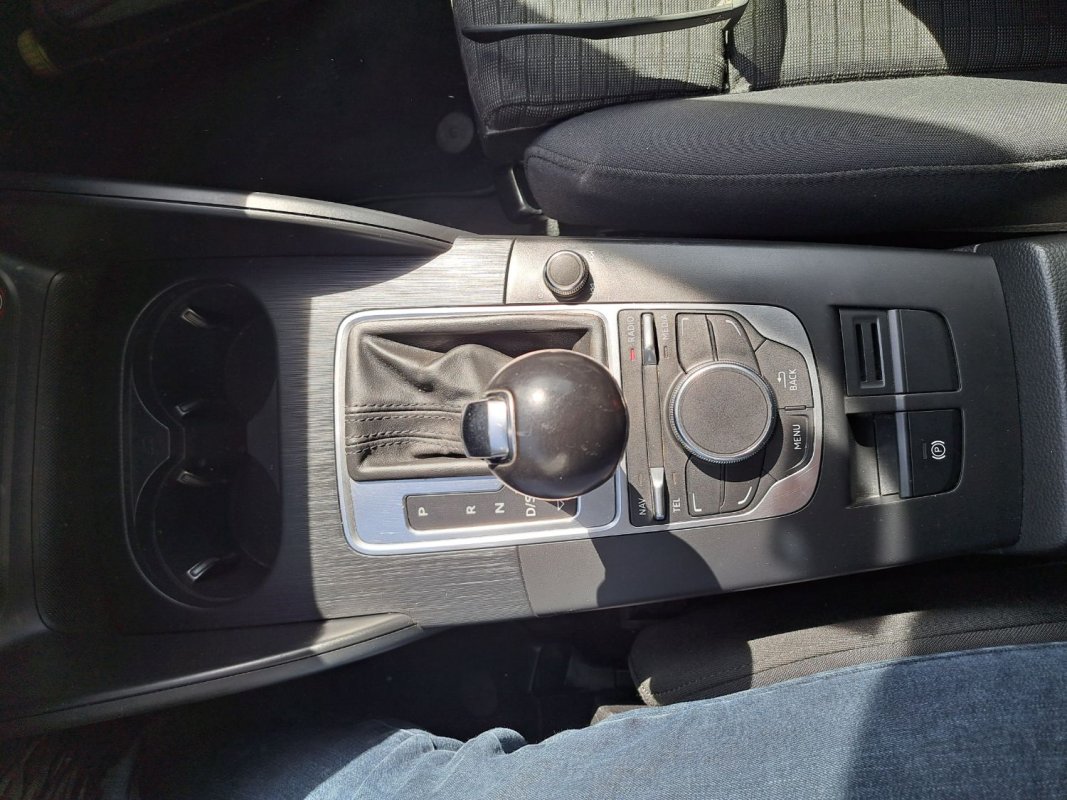 Automobil