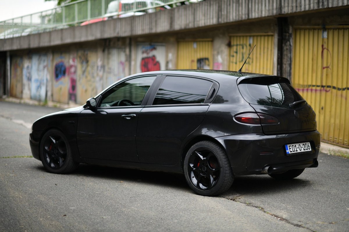 Automobil