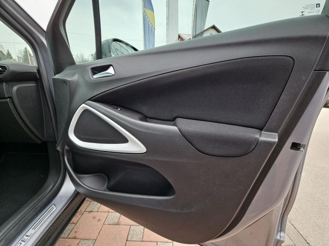 Automobil