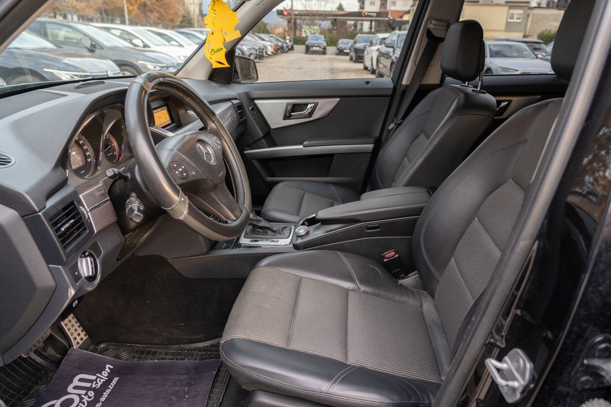 Automobil