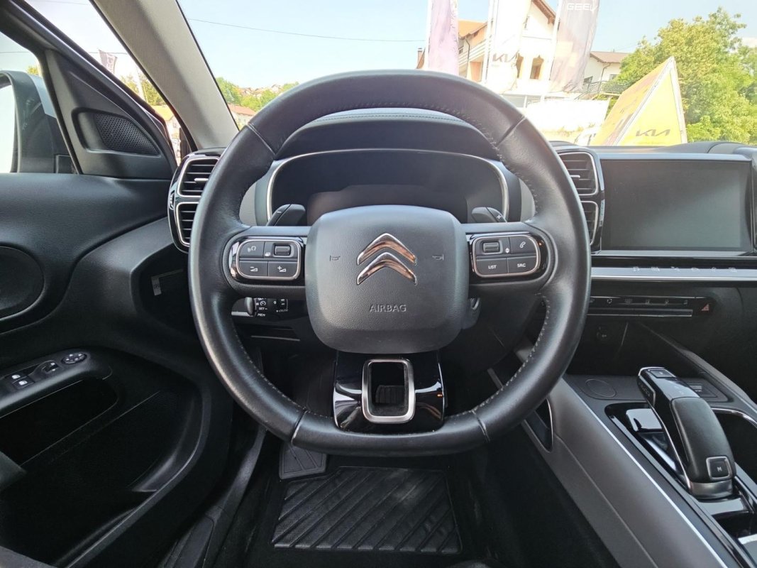 Automobil