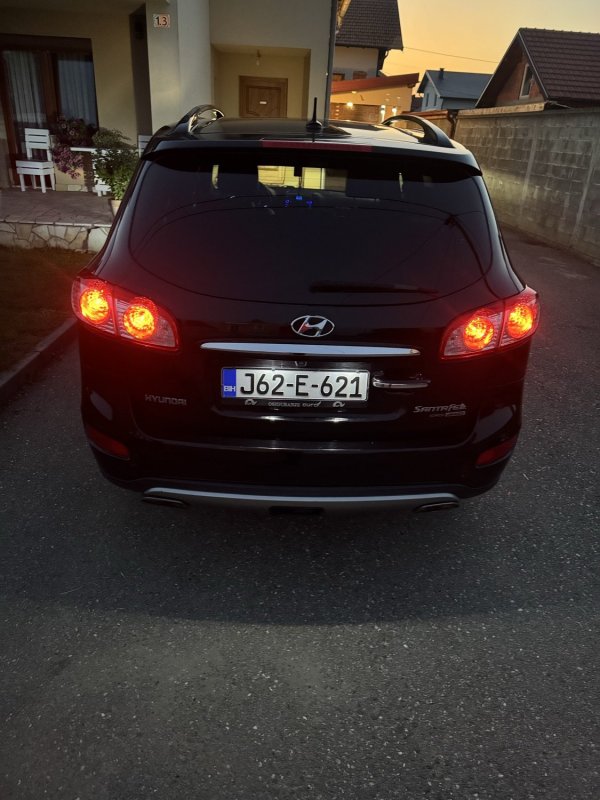 Automobil